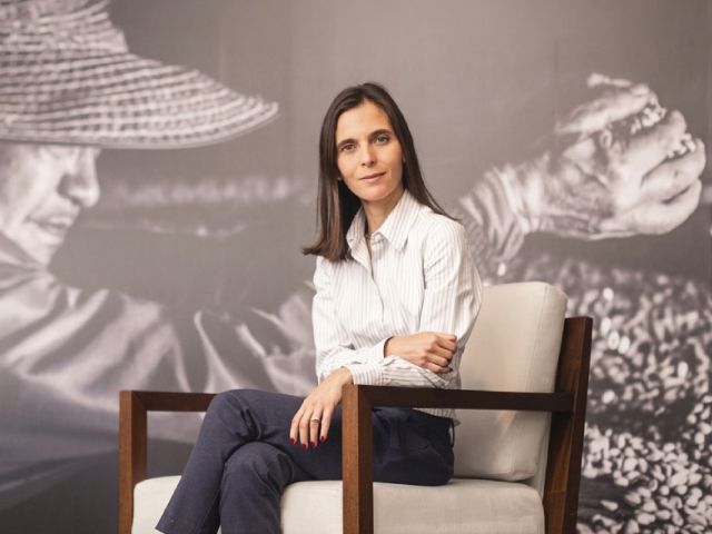 Camila Escobar mobile